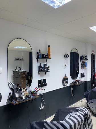 Fotografia tomada fuera de Academia Americana de Barberia Madrid - Academia de estética en Villanueva de Perales, Madrid
