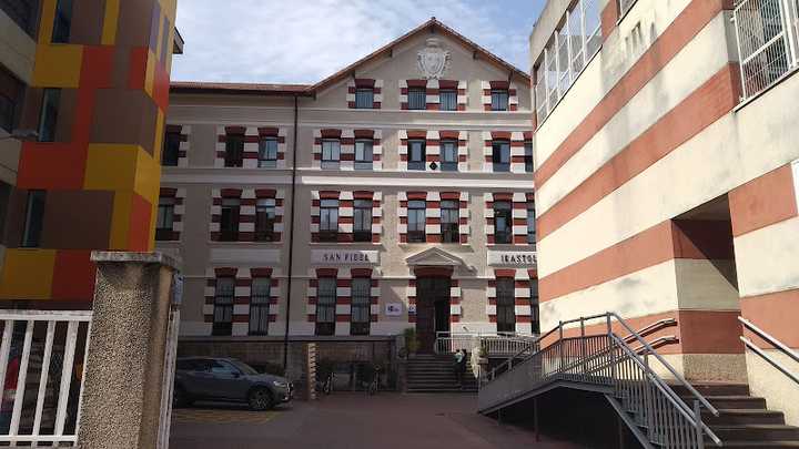 Fotografia tomada fuera de San Fidel Ikastola - Colegio bilingüe en Guernica, Vizcaya