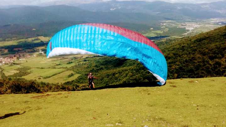 Fotografia tomada fuera de Escuela Navarra de Parapente - School en Ayegui, Navarra