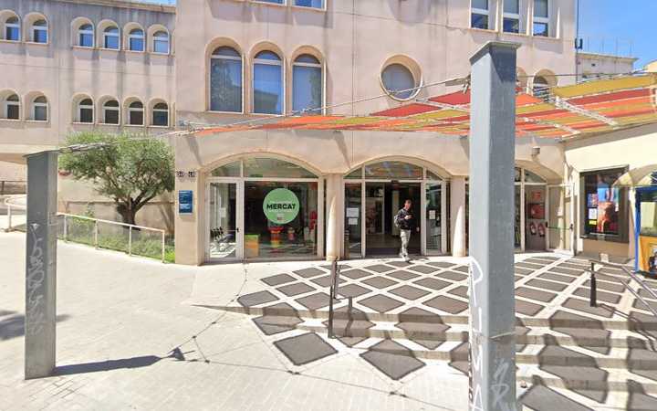 Fotografia tomada fuera de Centro de Formación de Personas Adultas del Masnou - Escola de formació d'adults en El Masnou, Barcelona