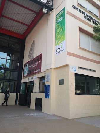 Fotografia tomada fuera de CFA Jaume Tuset - Escola de formació d'adults en Ripollet, Barcelona