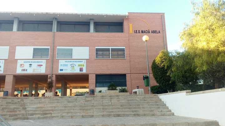 Fotografia tomada fuera de IES Macià Abela - Institut en Crevillent, Alicante