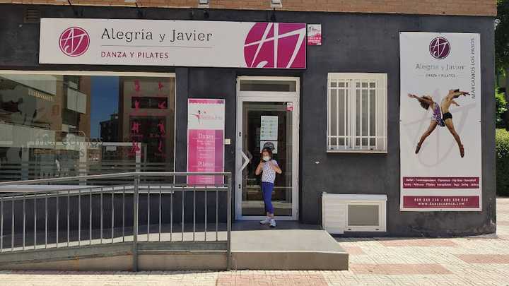 Fotografia tomada fuera de Alegría y Javier Danza y Pilates - Academia de baile en Cuenca, Cuenca