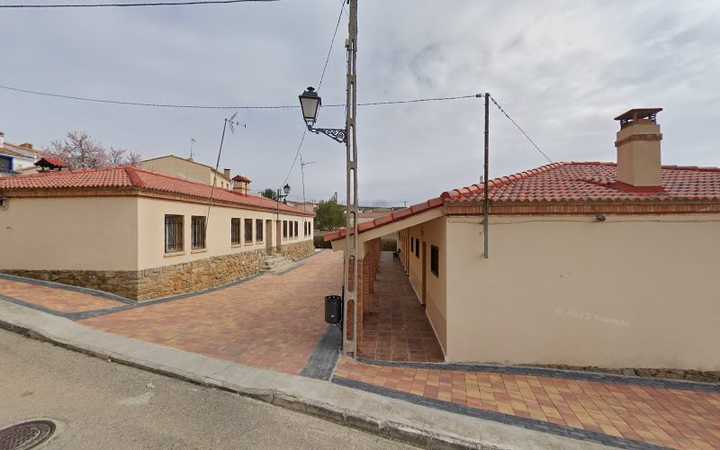Fotografia tomada fuera de Escuelas Maximiliano - Escuela en Campillos-Paravientos, Cuenca