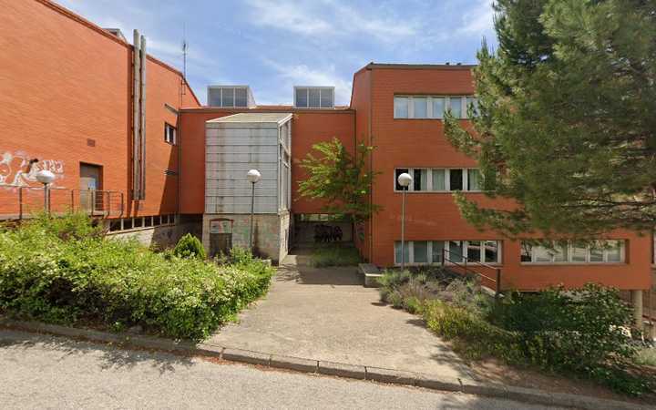 Fotografia tomada fuera de Facultad de Trabajo Social - Escuela universitaria en Cuenca, Cuenca