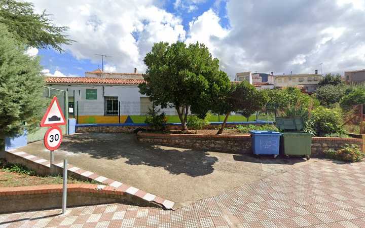Fotografia tomada fuera de CEIP Virgen de Guadalupe - Colegio público en Navalvillar de Ibor, Cáceres
