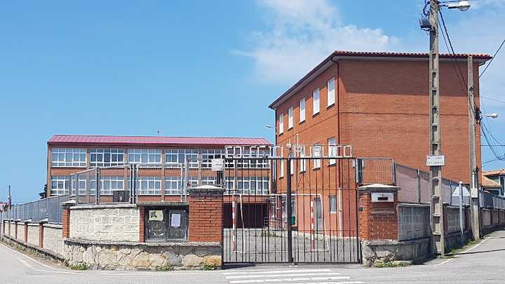 Fotografia tomada fuera de Colegio Público Maestra Humbelina Alonso Carreño - Colegio bilingüe en Reborio, Asturias