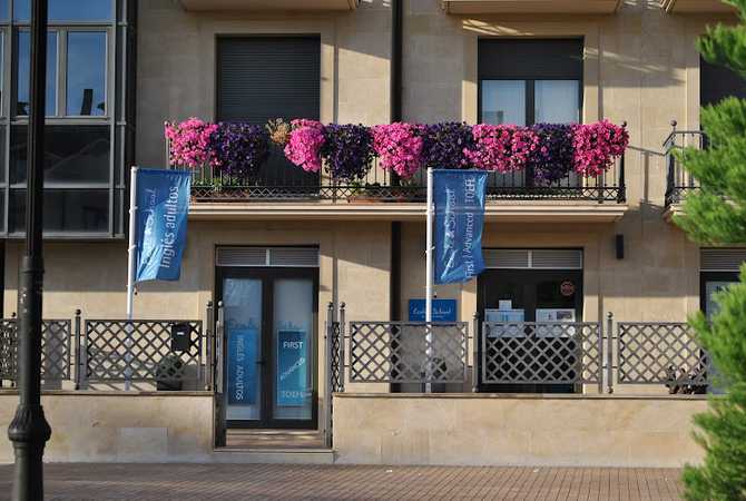 Fotografia tomada fuera de LEA | Academia de inglés, francés, italiano, alemán y español. Huarte , Sarriguren | Academia de idiomas Pamplona - Language school en Gorráiz, Navarra