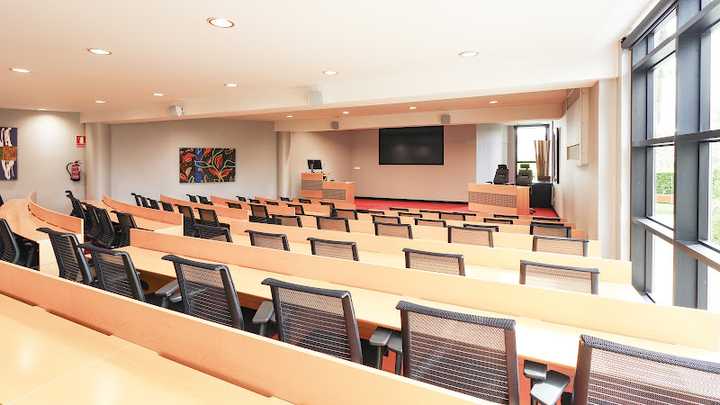 Fotografia tomada fuera de Club de Marketing de Navarra - Centro de formación en Mutilva, Navarra