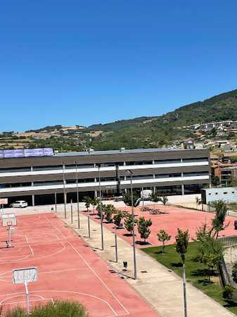 Fotografia tomada fuera de IES Estella Tierra Estella - Instituto de secundaria en Estella, Navarra