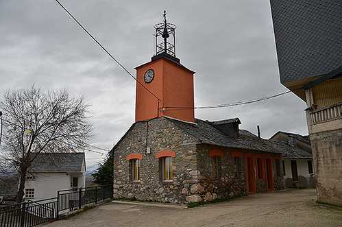 Fotografia tomada fuera de Colegio Santalla del Bierzo - Escuela en Santalla del Bierzo, León