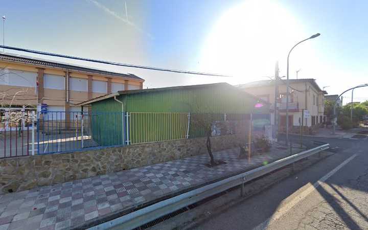 Fotografia tomada fuera de Colegio Público Don Rodrigo - Escuela en Alcoba, Ciudad Real