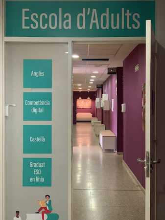 Fotografia tomada fuera de Centro Público de Educación de Personas Adultas Badía del Valles - Escola de formació d'adults en Badia del Vallès, Barcelona