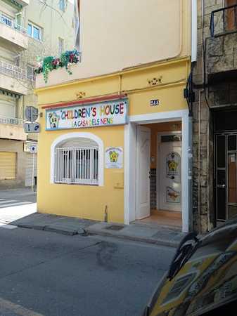 Fotografia tomada fuera de Guardería Privada La Casa Dels Nens - Colegio privado en Calella, Barcelona